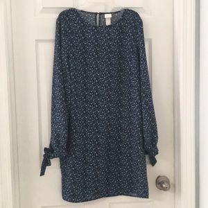 👗#15 Monochromatic dress w/ flowers & tie sleeves